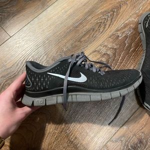 black and grey nike free runs